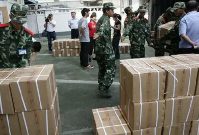 成捆高考試卷太重，印刷廠職工使用手動(dòng)液壓搬運(yùn)車(chē)更省力