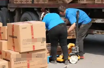 秦皇島臨期食品倉(cāng)庫(kù)手動(dòng)叉車(chē)搬運(yùn)貨物